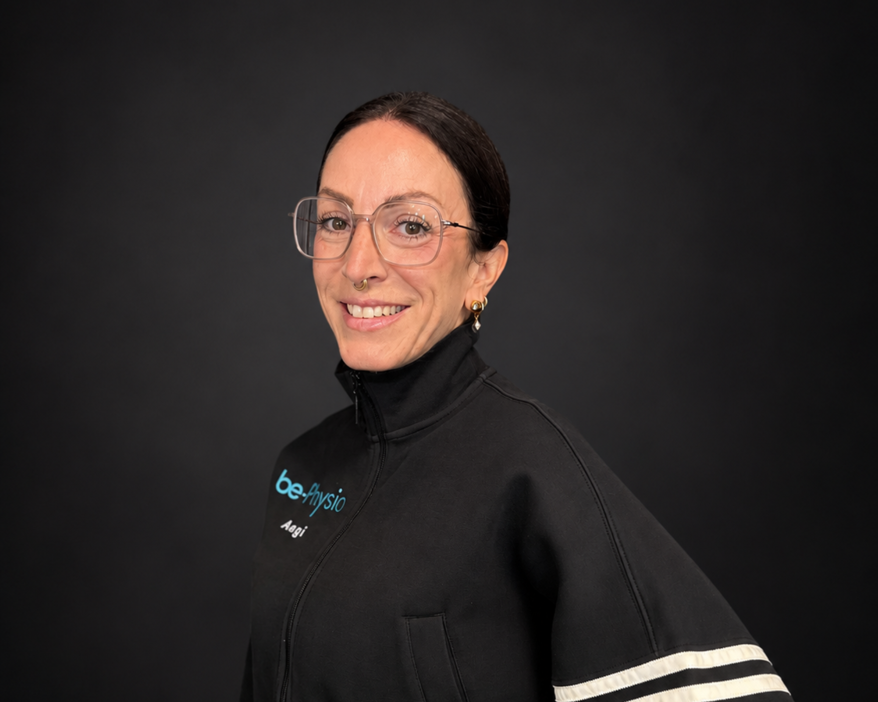 Angela Tardino vom Team be.Physio Ottobrunn – Praxismanagerin mit individueller Betreuung im modernen Praxisumfeld in München
