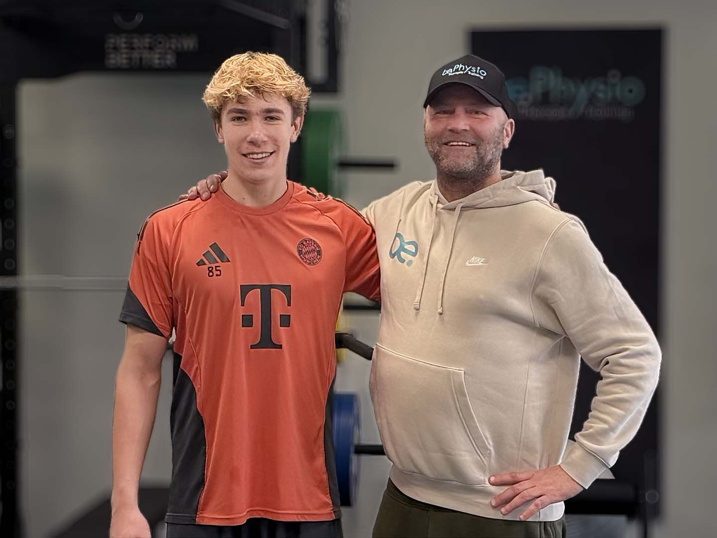 Person mit Kniebandage und Krücken steht in einem Büro – Symbolbild für die Rückkehr in den Berufsalltag nach Operation oder Verletzung bei Arbeitsunfall durch Berufsgenossenschaft bei be.Physio.