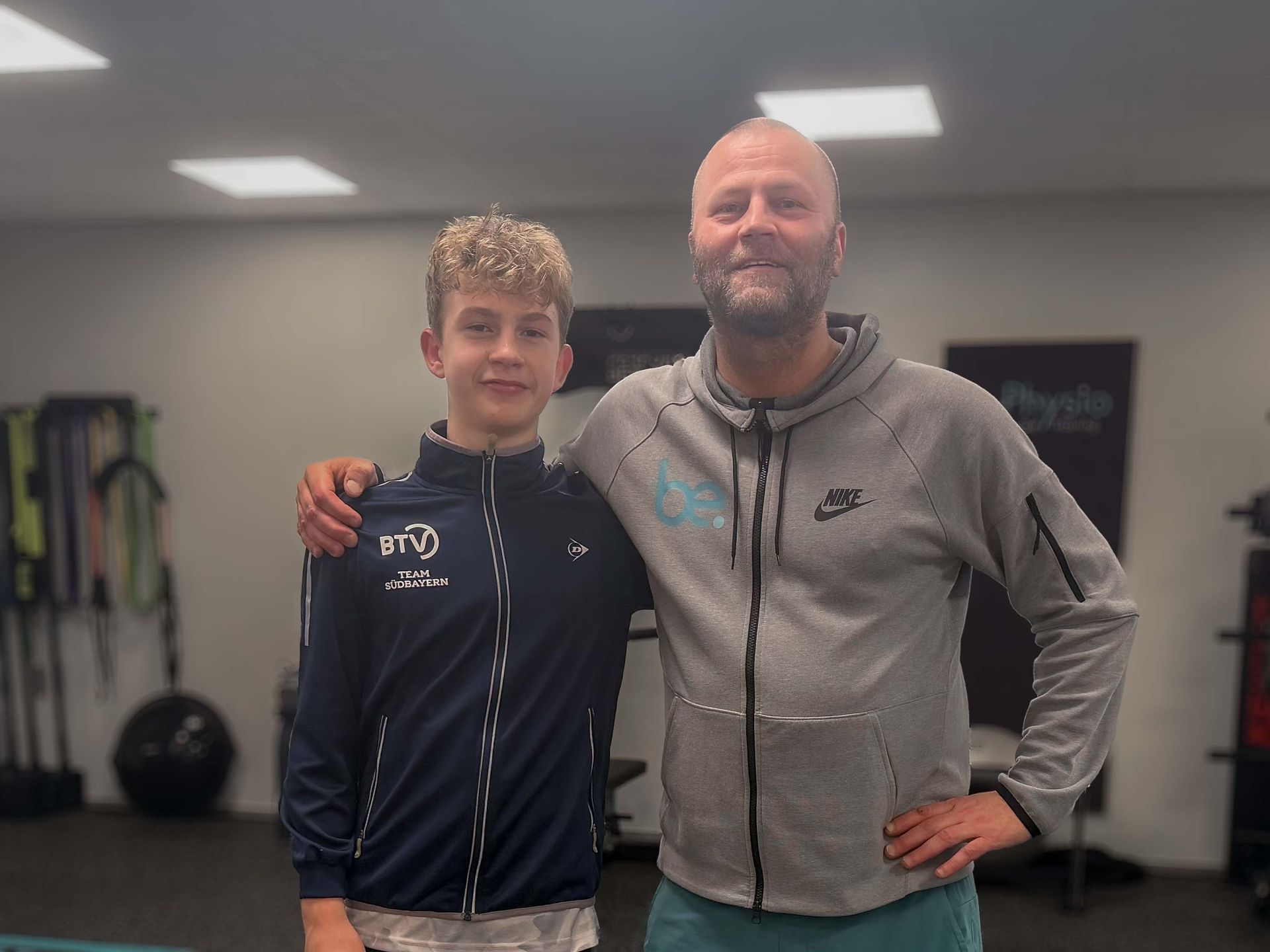 Person mit Kniebandage und Krücken steht in einem Büro – Symbolbild für die Rückkehr in den Berufsalltag nach Operation oder Verletzung bei Arbeitsunfall durch Berufsgenossenschaft bei be.Physio.