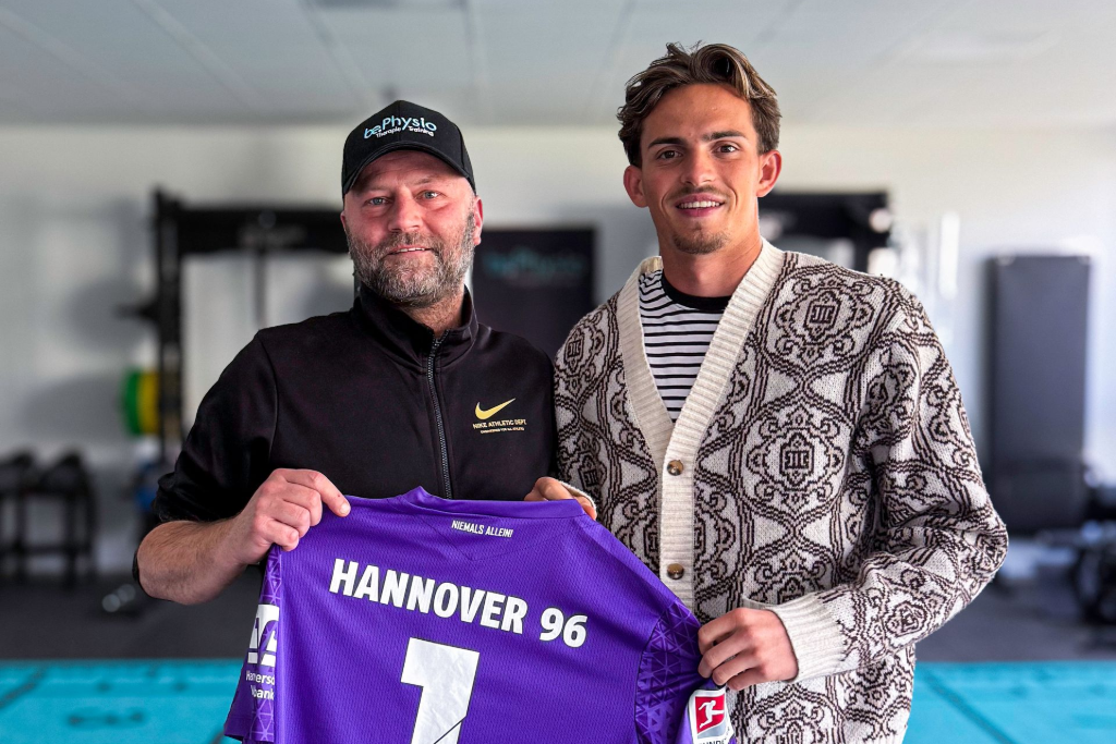 Dietmar Bögle, Physiotherapeut mit Sportler, Nahuel Noll, Torwart bei Hannover 96 in der 2. Bundesliga.