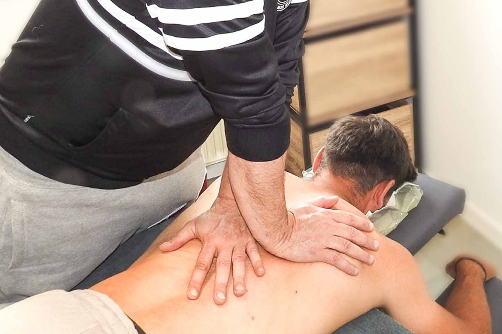 Manuelle Therapie bei be.Physio – individuelle physiotherapeutische Behandlung in Ottobrunn Physiotherapeut führt manuelle Therapie an der Wirbelsäule eines Patienten durch – gezielte ganzheitliche Behandlung bei be.Physio in Ottobrunn