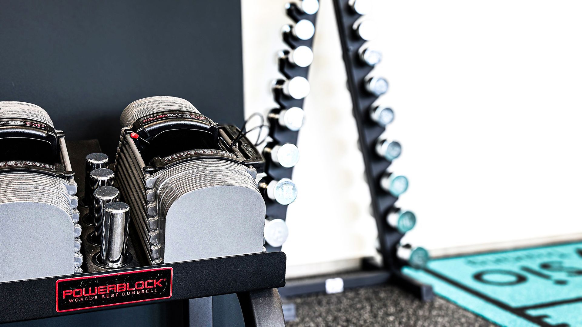PowerBlock-Hanteln und Kurzhantelständer im Trainingsraum von be.Physio – funktionelles Krafttraining in Ottobrunn
