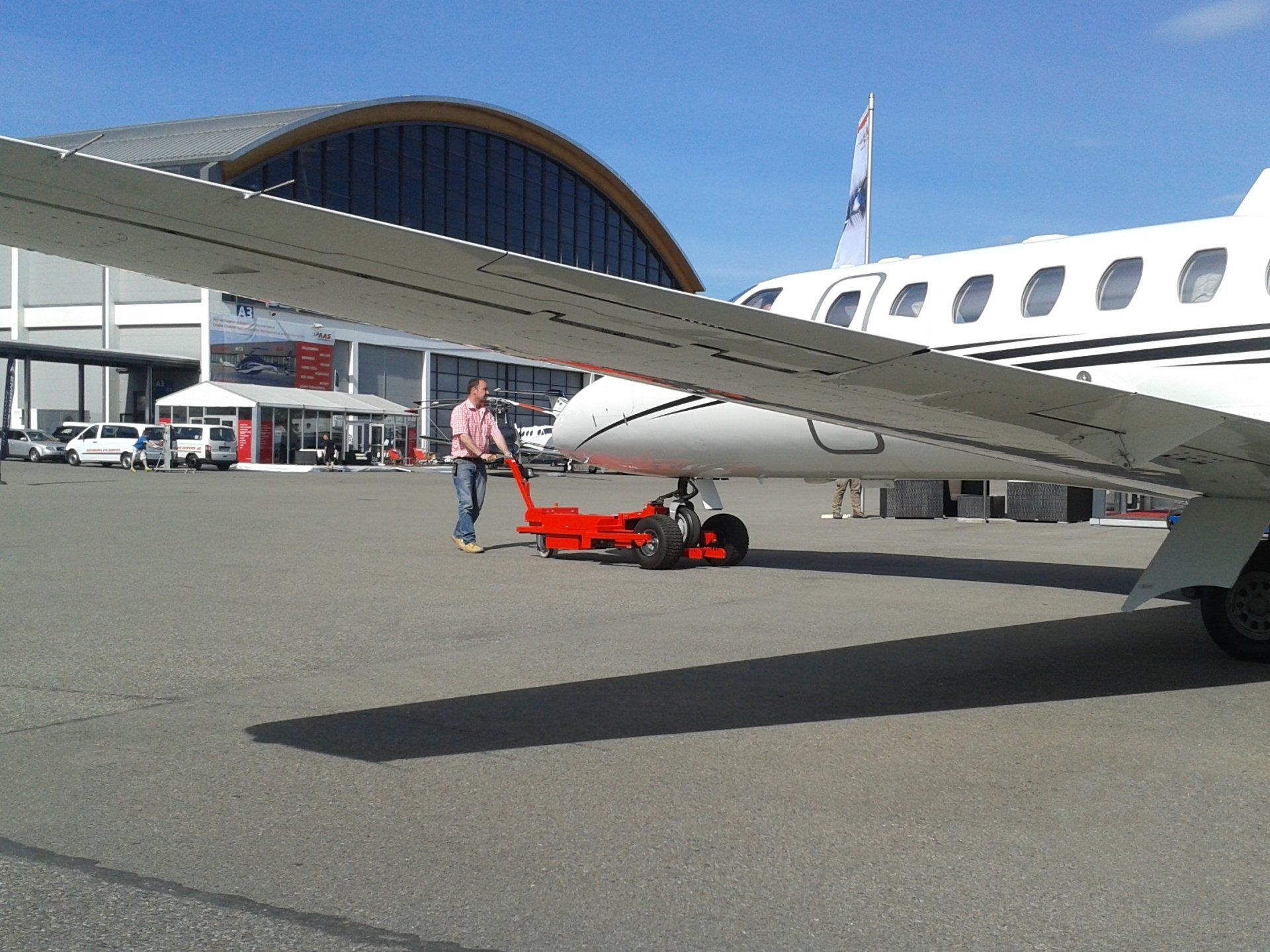 electric towbarless airplane towing vehicle