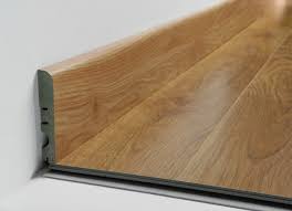 Tarima laminada y rodapiés a juego