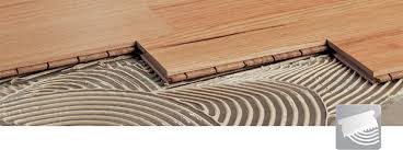 Instalación de tarima flotante de madera pegada a la solera