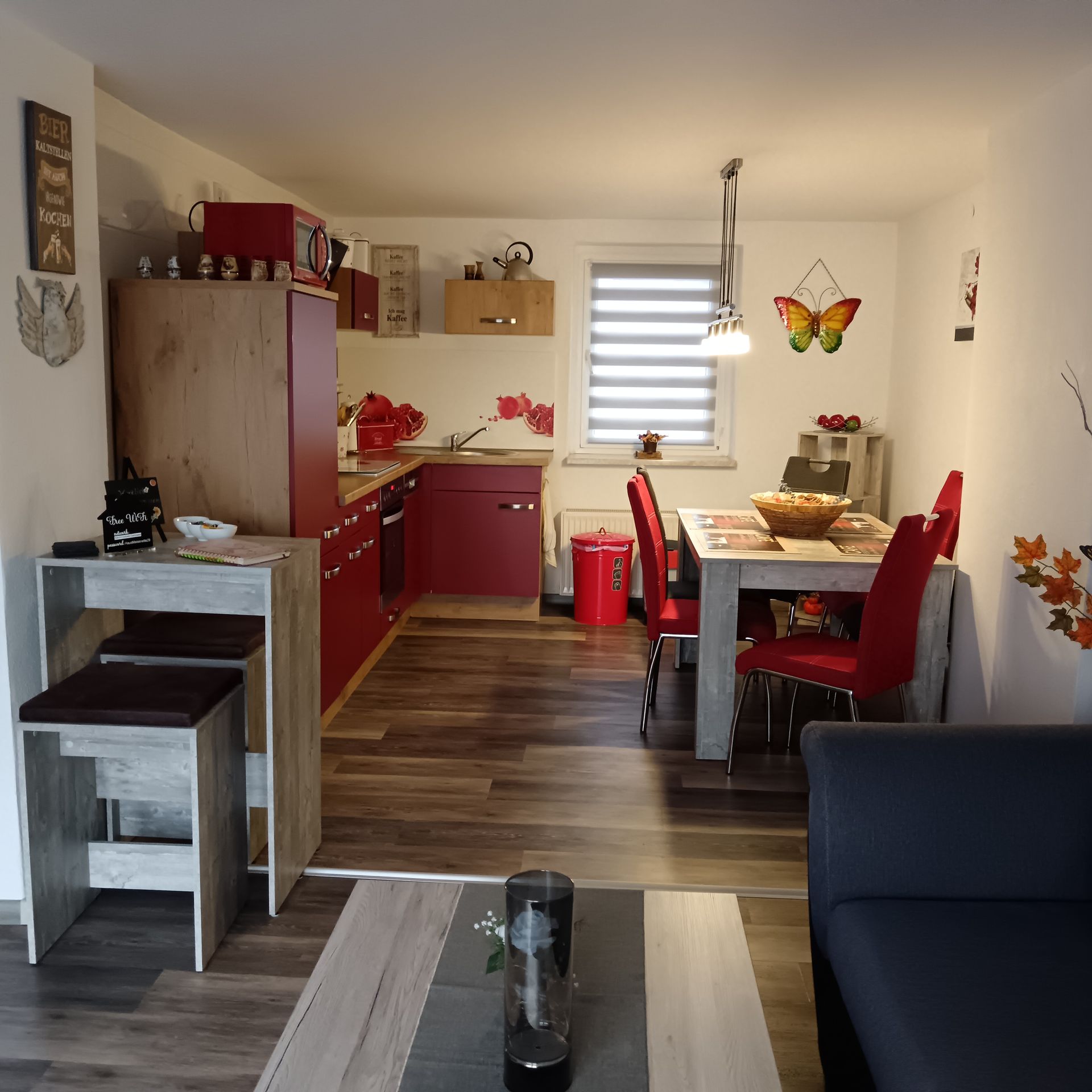 offene Wohnküche, Essbereich und Wohnbereich; ausziehbarer Esstisch für bis zu 6 Personen