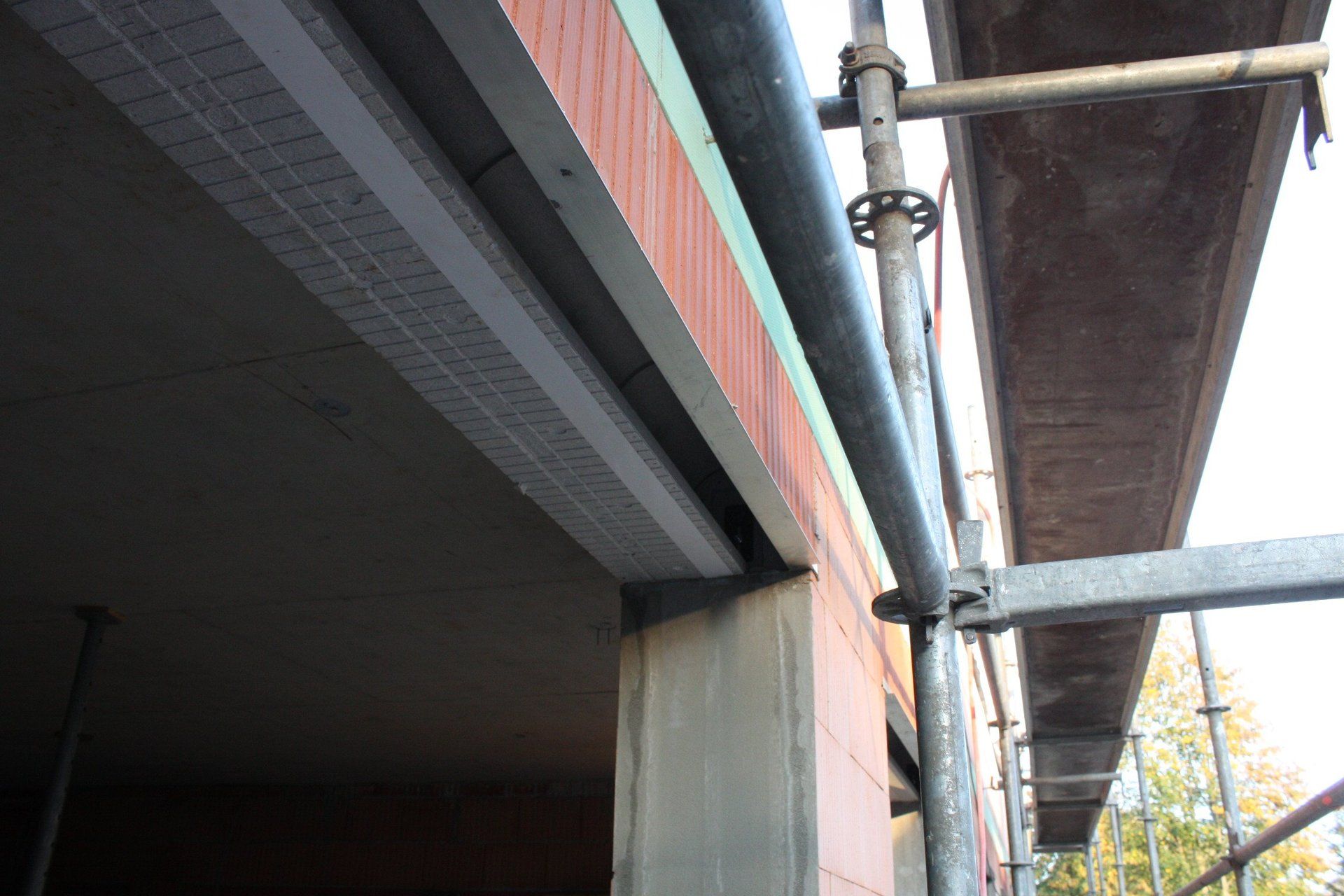 Rollladenkasten mit stabilem Fensterrahmenanschluss