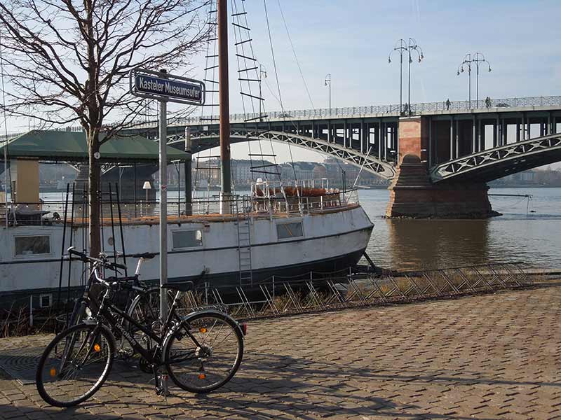 Allein unterwegs in Wiesbaden - Blick vom Kasteler Museumsufer auf die Theodor-Heuss-Brücke über den Rhein nach Mainz