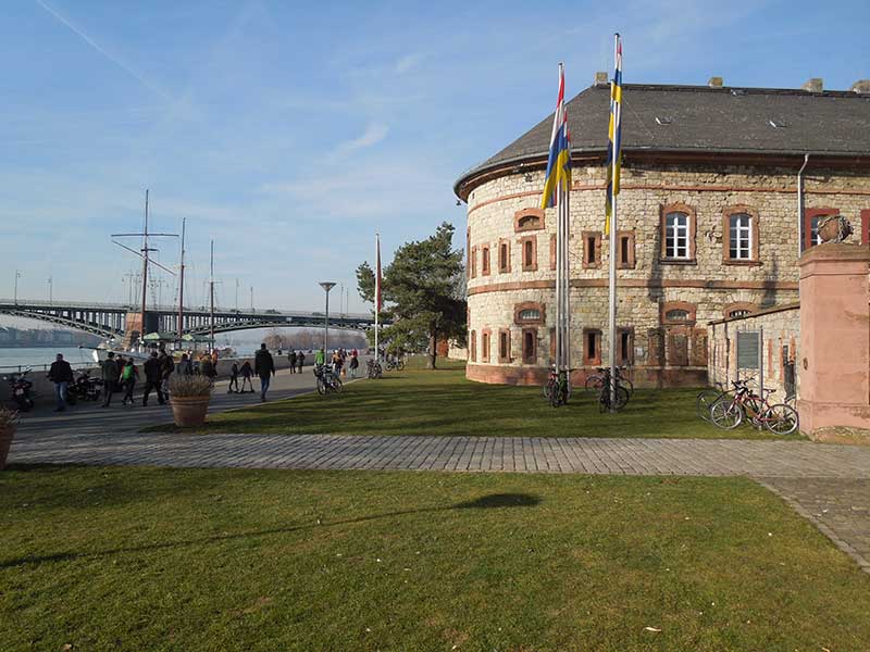 Allein unterwegs in Wiesbaden - Reduit am Kasteler Museumsufer