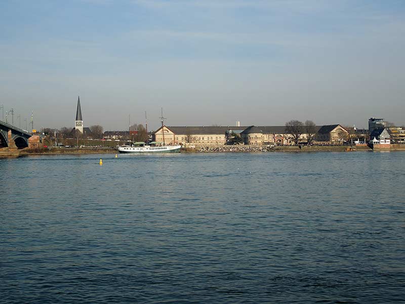 Allein unterwegs in Mainz - Blick vom Rheinufer in Mainz auf das Museumsufer in Mainz-Kastel (Stadtteil gehört zu Wiesbaden)