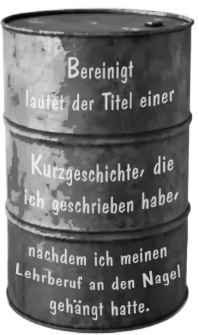 Altes Ölfass, auf dem etwas zur belletristischen Arbeit von Susanne Kowalsky steht. Nr. 5