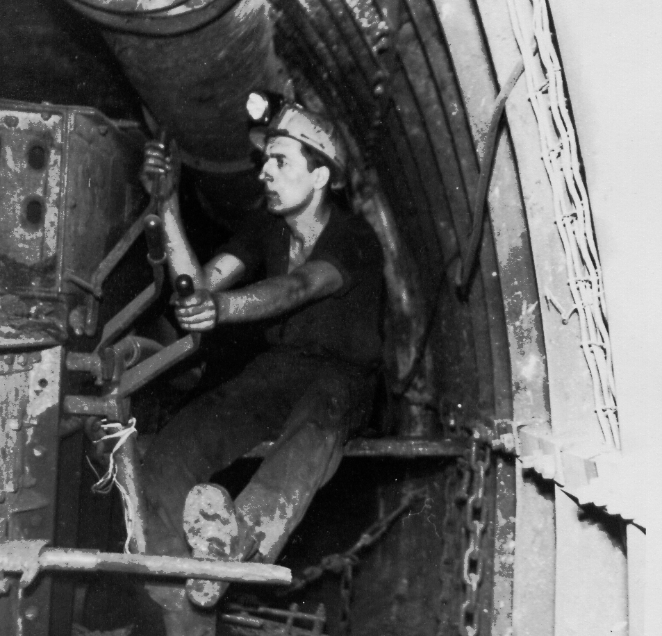 Der Bergmann Albrecht Kowalsky sitzt am Schrapper.