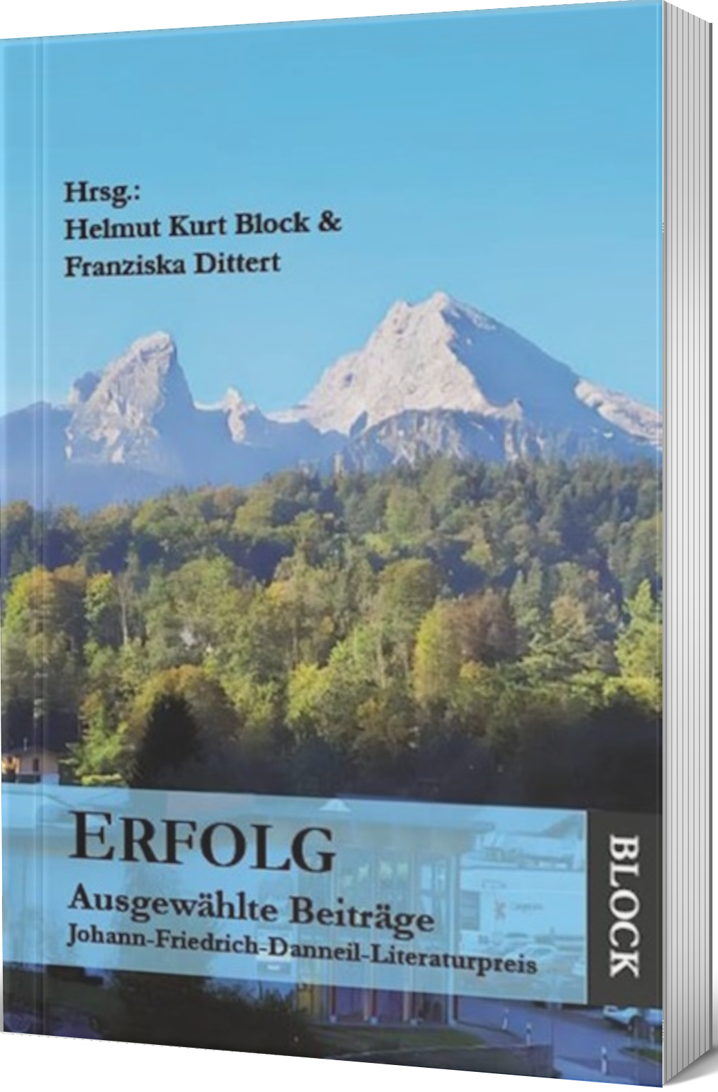 Berge im Hintergrund mit Waldgebiet im Vordergrund. Der Titel ist unten auf dem Cover zu finden auf blau abgesetztem Untergrund
