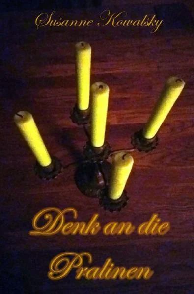 In einem Kerzenhalter sind 5 gelbe Kerzen von schräg oben zu sehen.