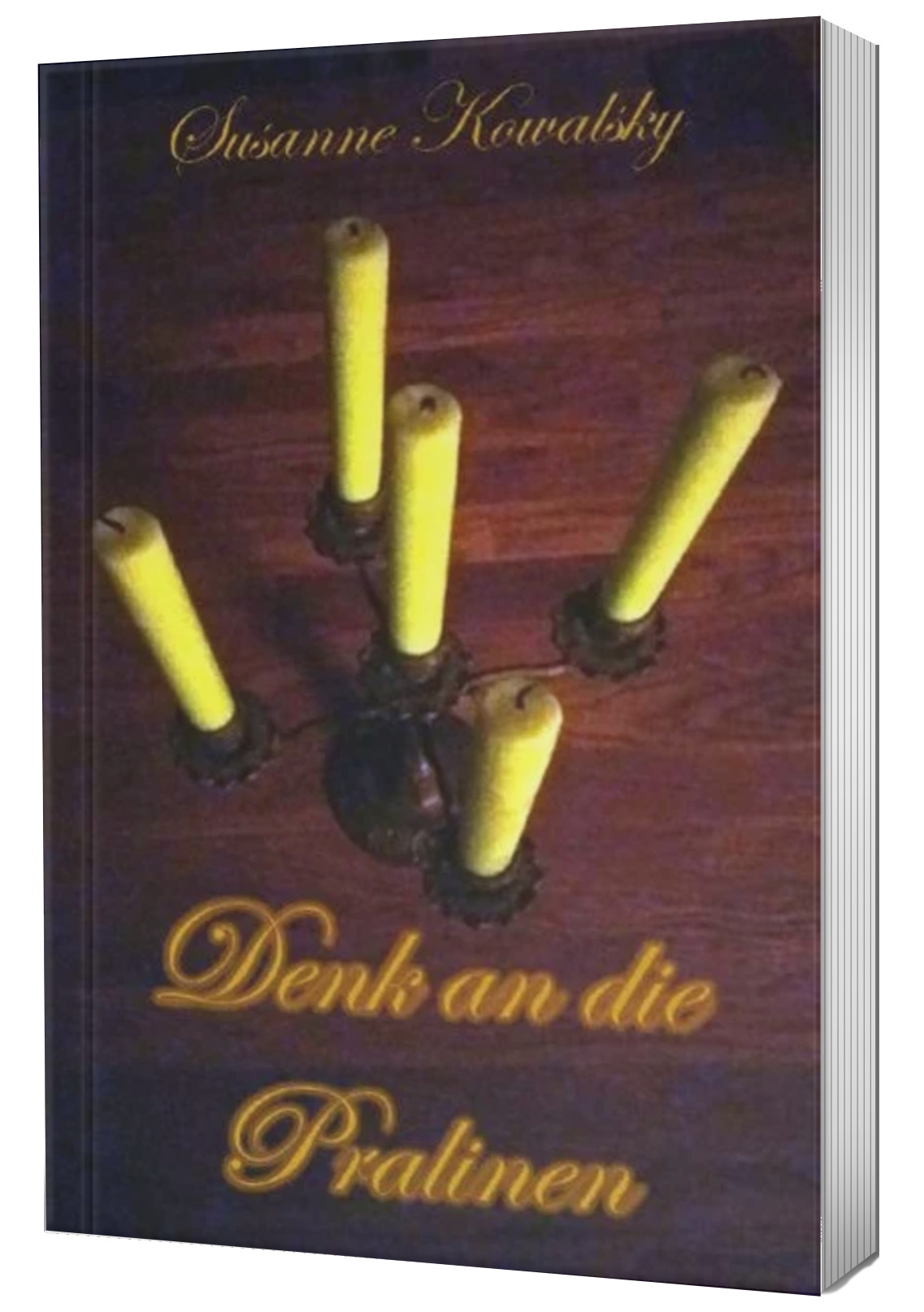 In einem Kerzenhalter sind 5 gelbe Kerzen von schräg oben zu sehen.
