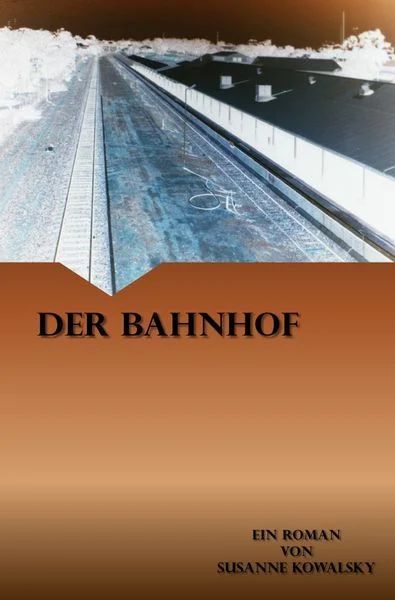 In der oberen Hälte eine Negativaufnahme von einem Bahnsteig, in der unteren ein brauner Hintergrund.