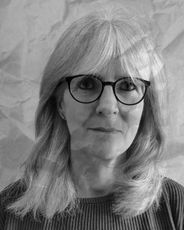 Susanne Kowalsky. Sie hat graue Haare und trägt eine Brille.
