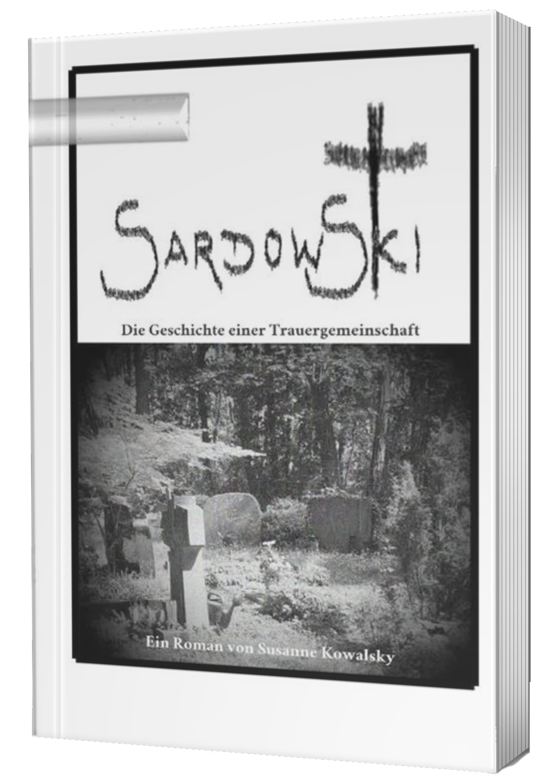 Schwarz-Weiß-Foto von Grabsteinen auf einem Waldfriedhof.