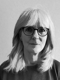 Susanne Kowalsky. Sie hat graue Haare und trägt eine Brille.