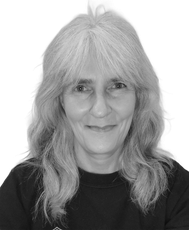 Susanne Kowalsky. Sie hat lange graue Haare 