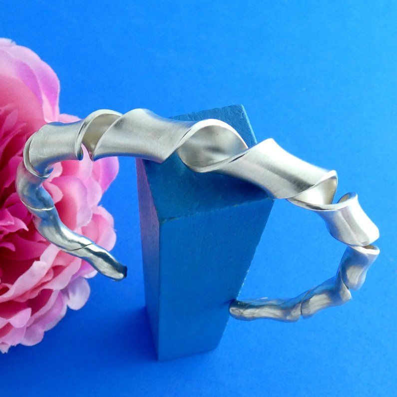 gedreht geschmiedeter Armreif aus Argentium-Sterlingsilber, hier gelangen Sie zu meiner Armschmuck-Gallerie