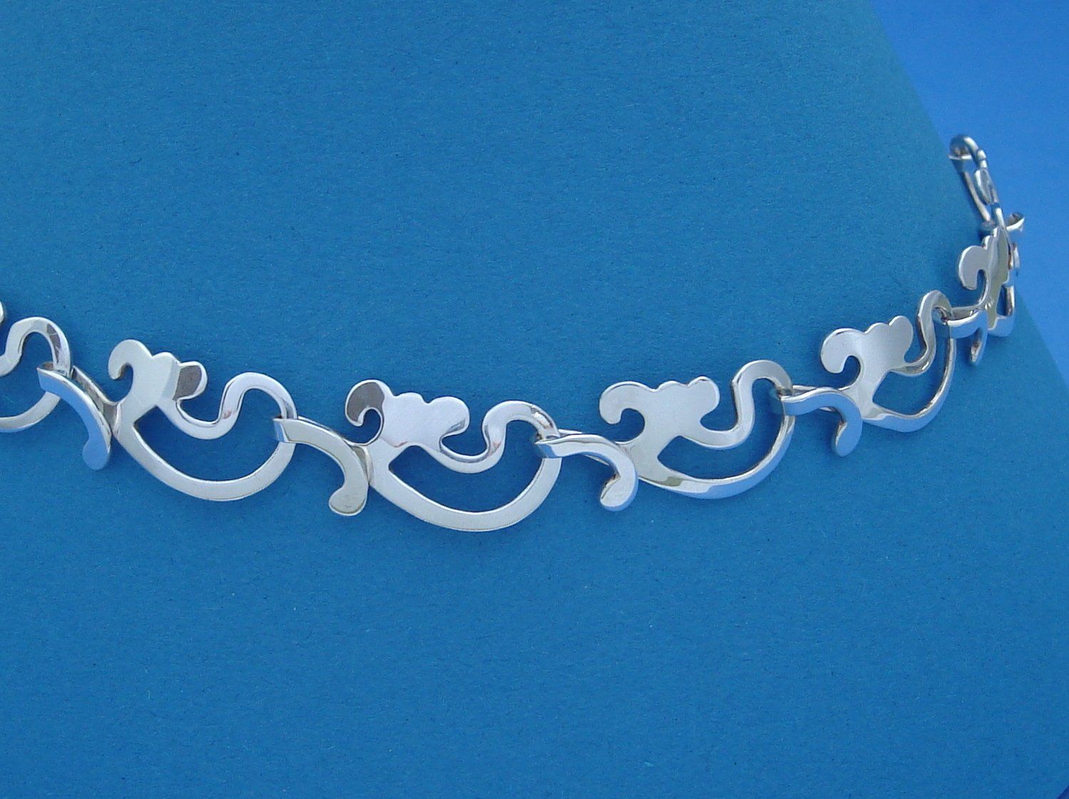 ornamentales Collier aus Argentium-Sterlingsilber mit polierter Oberfläche