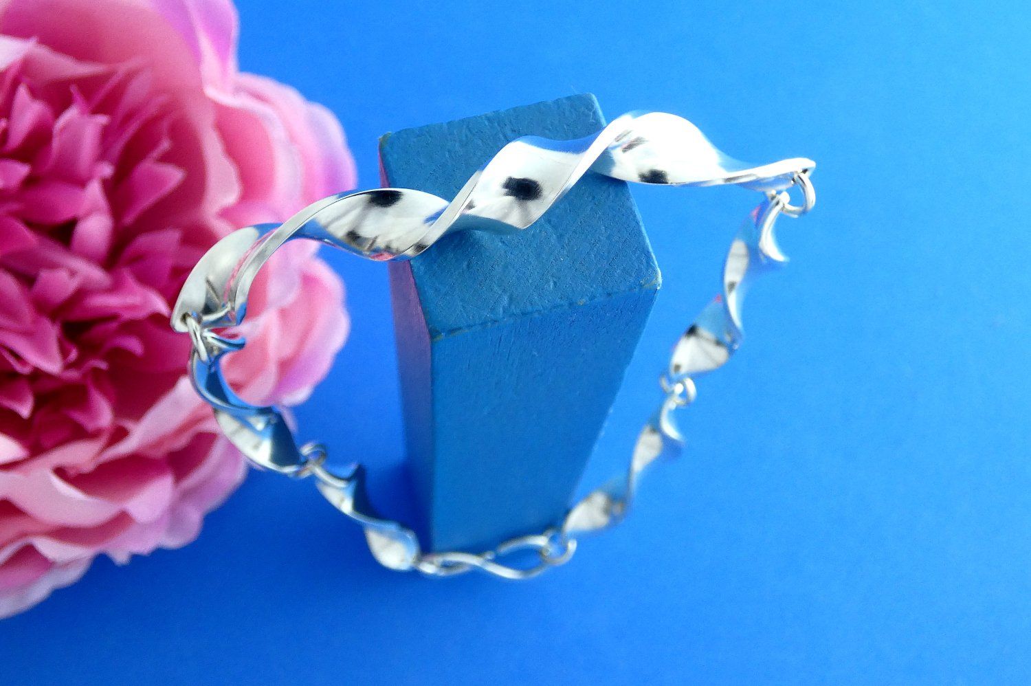 gegliedertes Armband für Männer aus Argentium-Sterlingsilber, gefertigt aus Silberstreifen, die um die Längsachse verdreht und deren Oberfläche poliert wurde