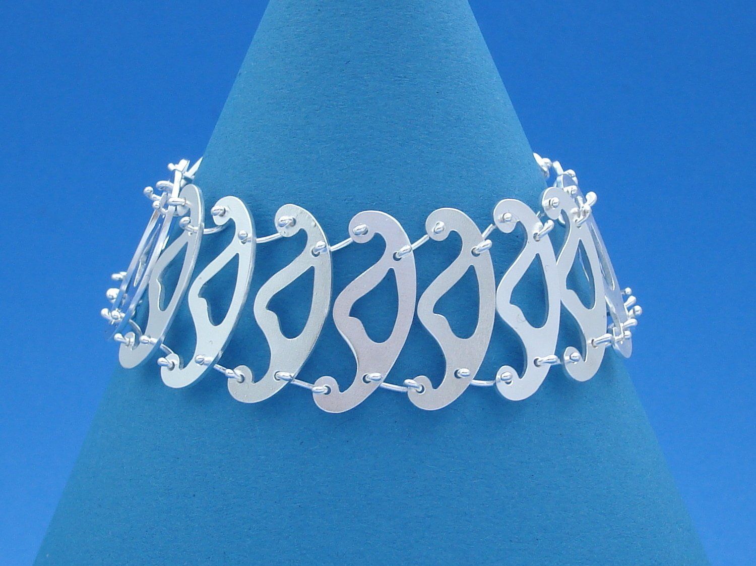 breites gegliedertes Armband aus Argentium-Sterlingsilber, bestehend aus Gliedern in Form stilisierter Schiffchen, die über offene halbrunde Ösen verbunden sind