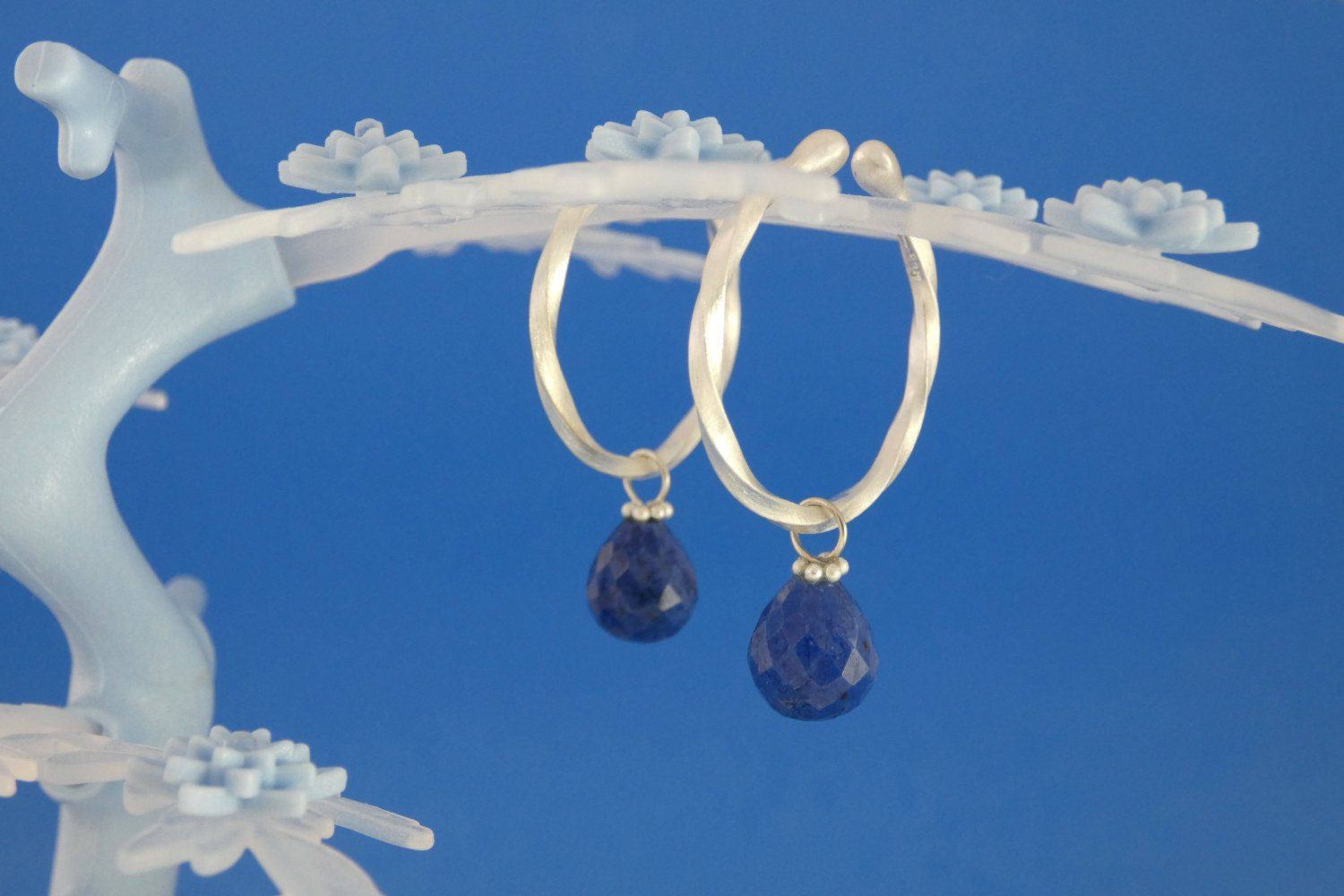 Creolen, die keiner Ohrlöcher bedürfen, gefertigt aus gedrehtem Vierkantdraht aus Argentium-Sterlingsilber, mit Anhängern aus facettierten rauchblauen Dumortierit-Perlen