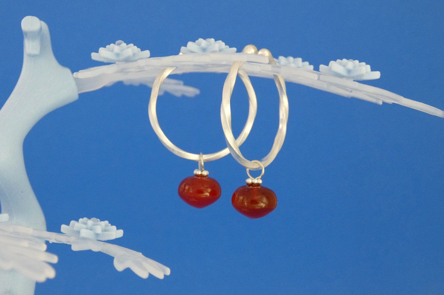 Creolen, die keiner Ohrlöcher bedürfen, gefertigt aus gedrehtem Vierkantdraht aus Argentium-Sterlingsilber, mit Anhängern aus polierten orangeroten Carneol-Perlen in Zwiebelform