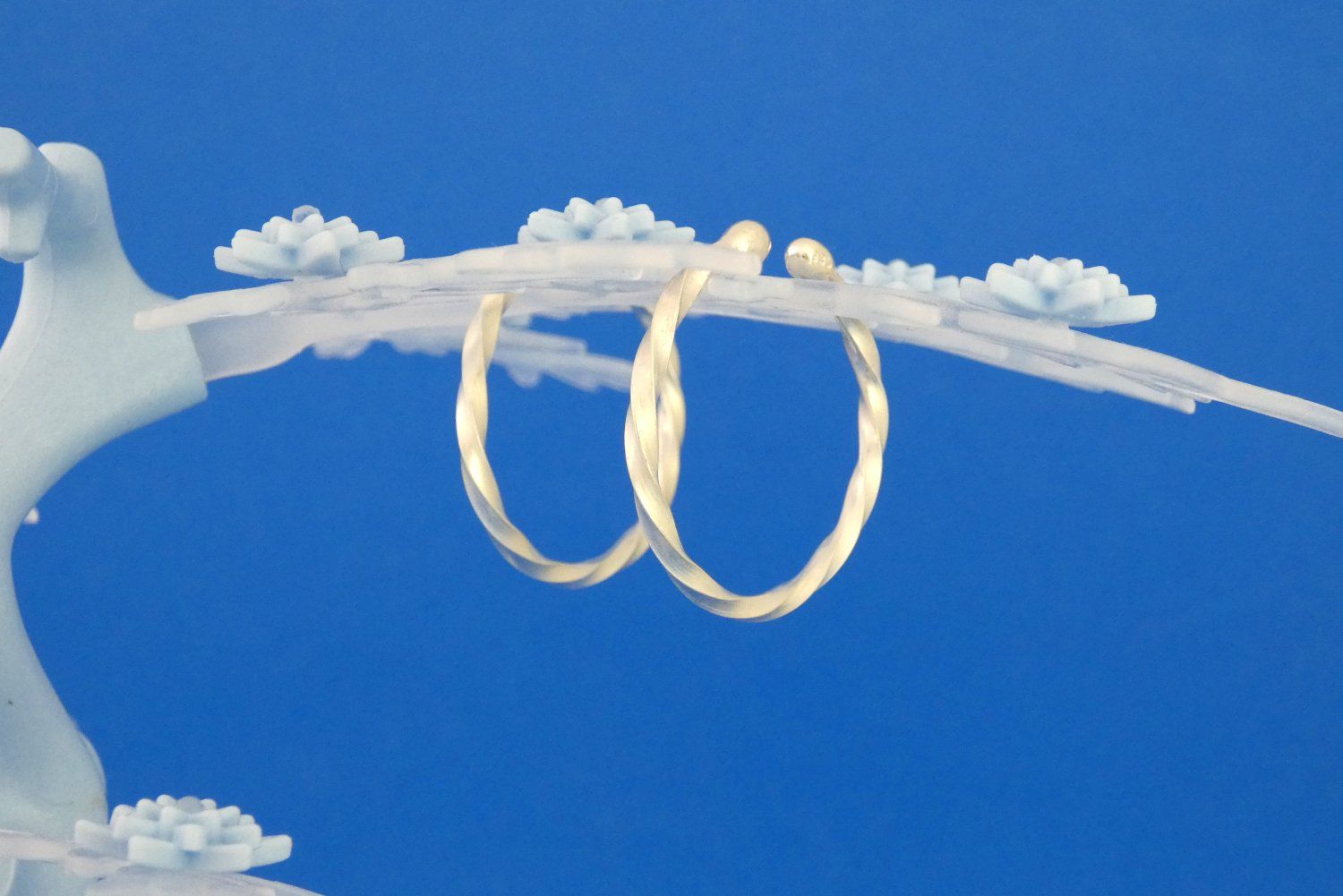 Creolen, die keiner Ohrlöcher bedürfen, gefertigt aus gedrehtem Vierkantdraht aus Argentium-Sterlingsilber