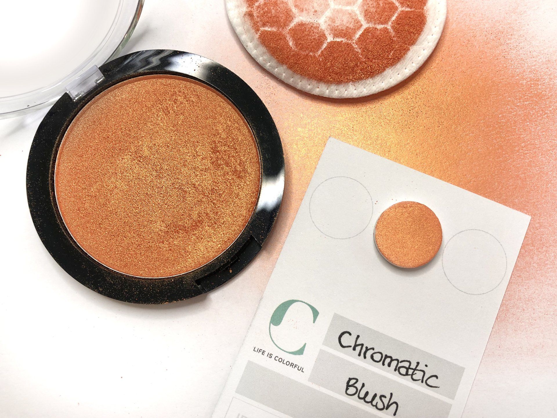 Chromatic blush applied on different surfaces to see the color changes depending on the angle.