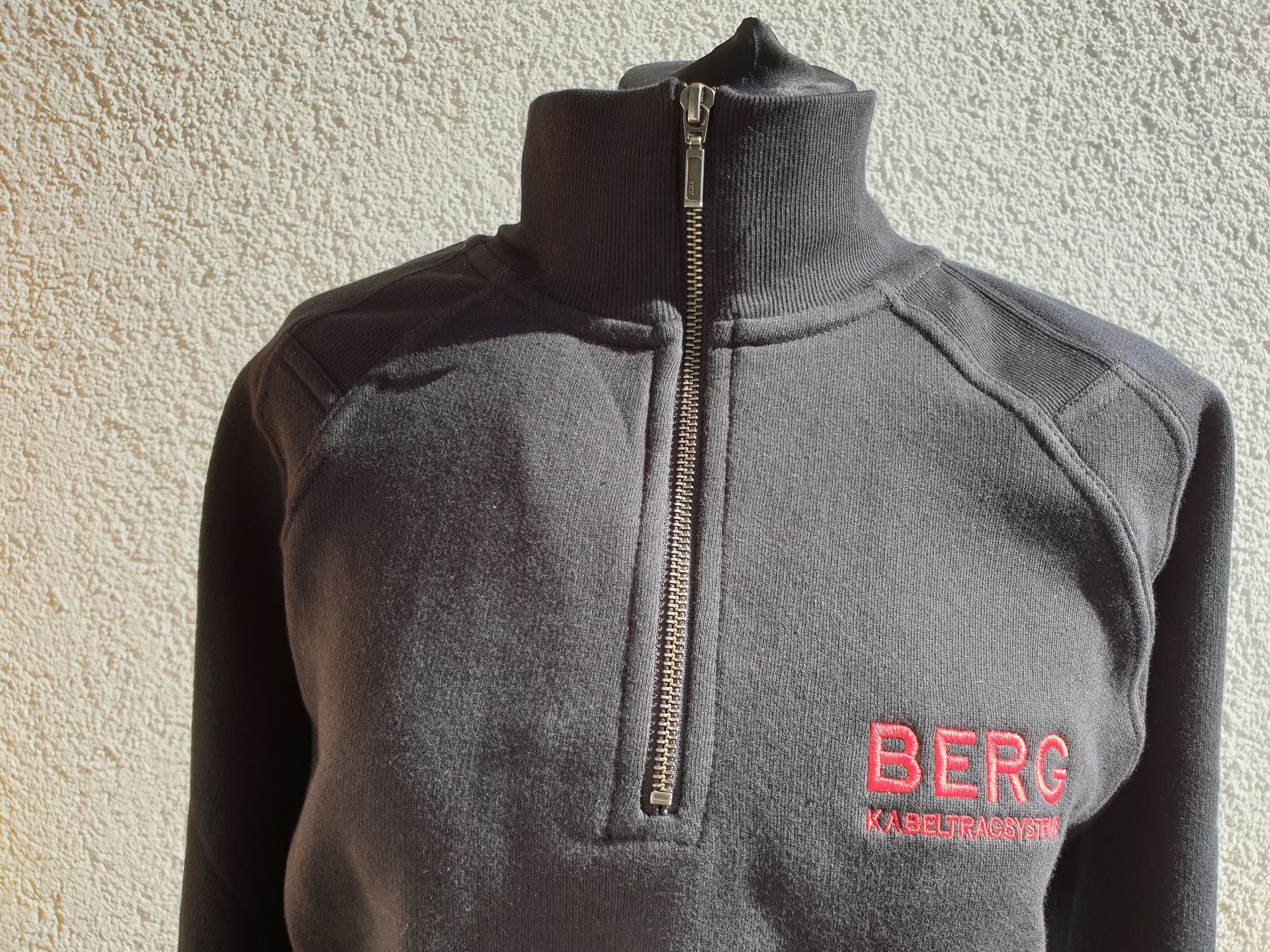 Arbeitsjacke mit Firmenlogo bestickt – Berg Arbeitsjacke mit Firmenlogo bestickt – Berg Kabeltragsysteme GmbH- Stickerei Augsburg - Stickerei Baumeister- Stickerei Augsburg - Stickerei Baumeister
