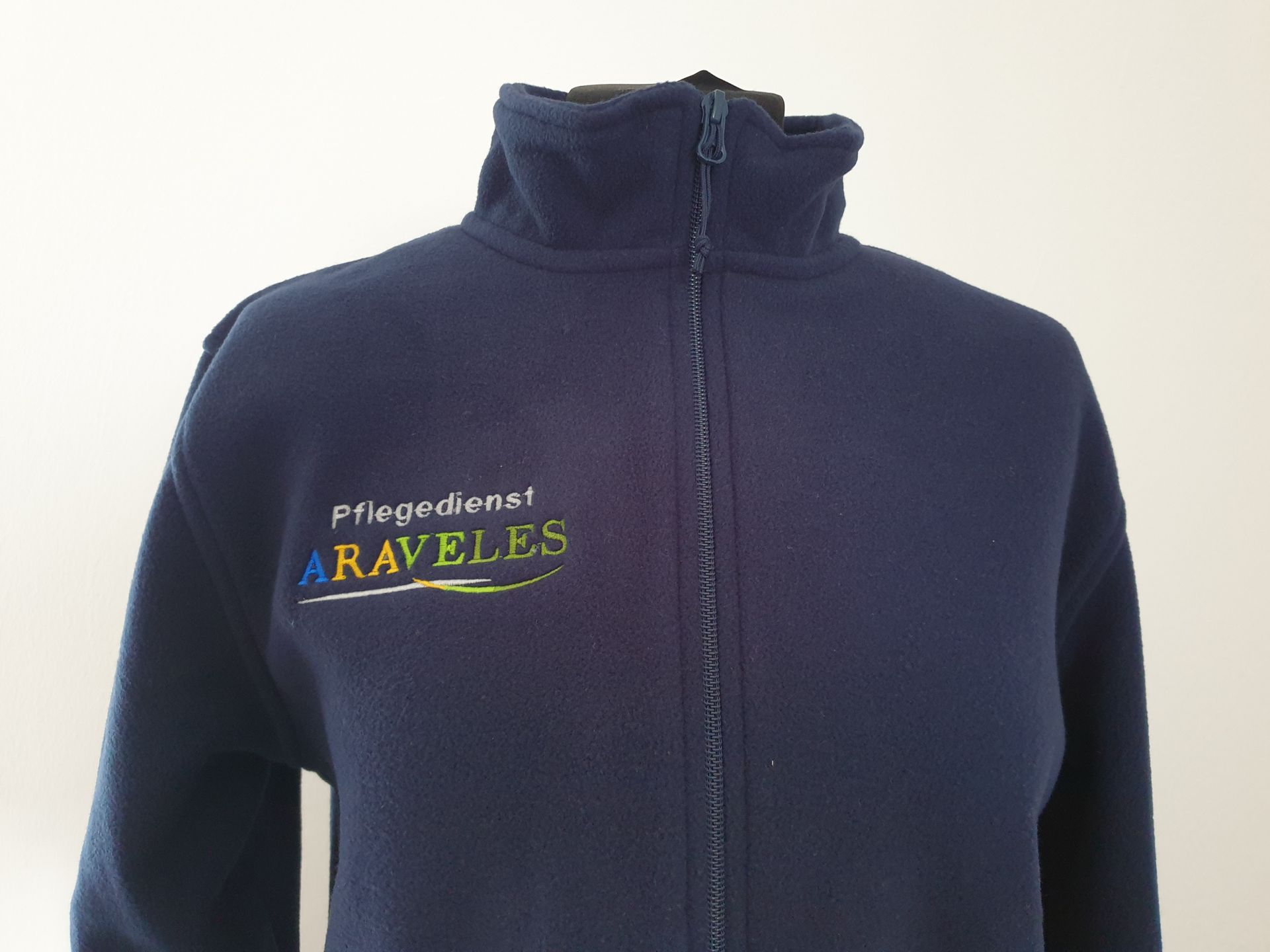 Arbeitsjacke mit Firmenlogo bestickt – Araveles GmbH - Stickerei Augsburg - Stickerei Baumeister
