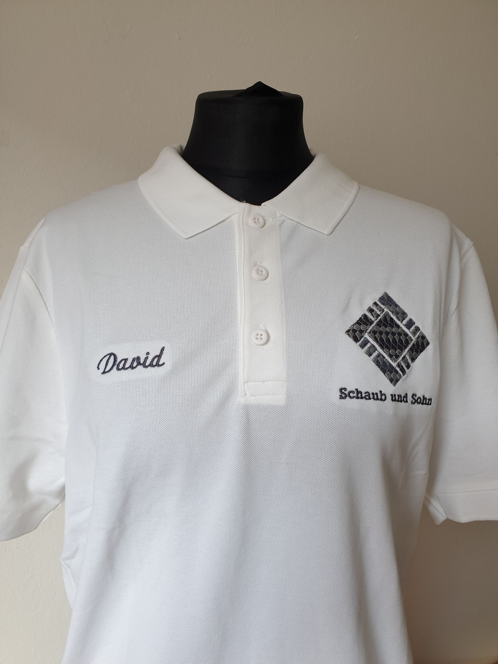 Arbeits T-Shirts mit Firmenlogo bestickt, Schaub und Sohn GbR, Gersthofen - Stickerei Augsburg - Stickerei Baumeister