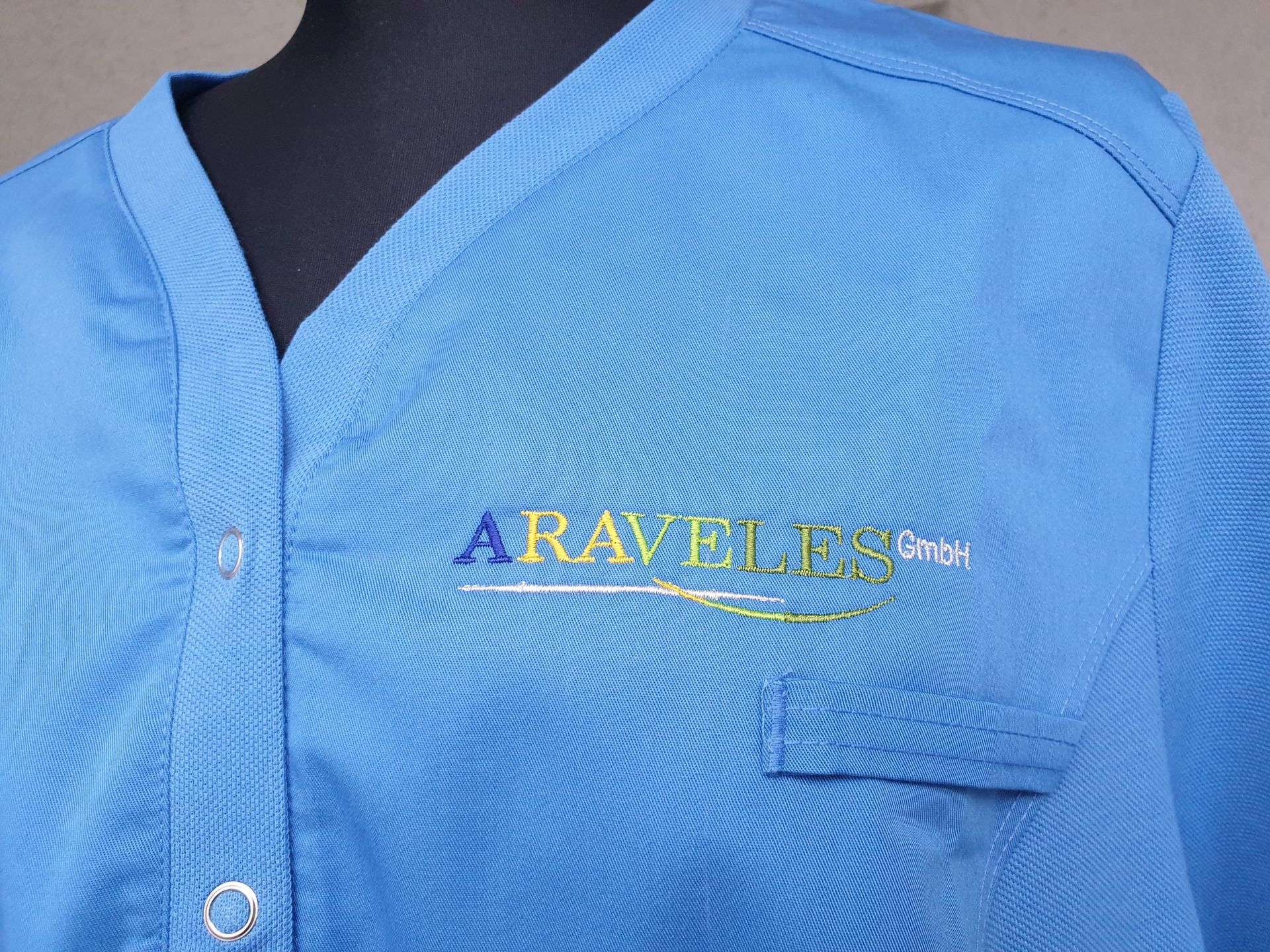 Arbeitshemd mit Firmenlogo bestickt – Araveles GmbH - Stickerei Augsburg - Stickerei Baumeister