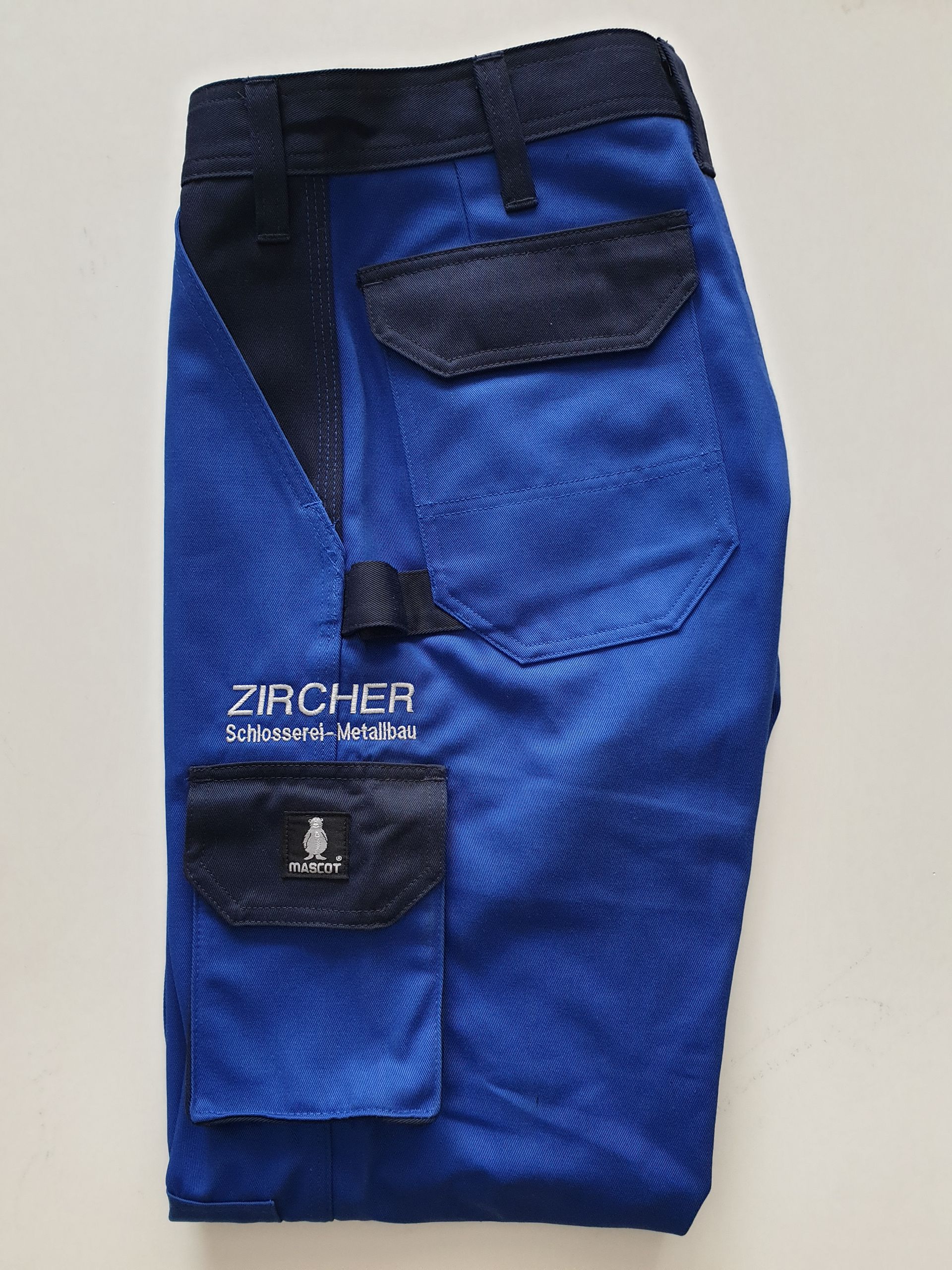 Arbeitshose mit Firmenlogo bestickt, Wolfgang Zircher GmbH+Co. KG - Stickerei Augsburg - Stickerei Baumeister