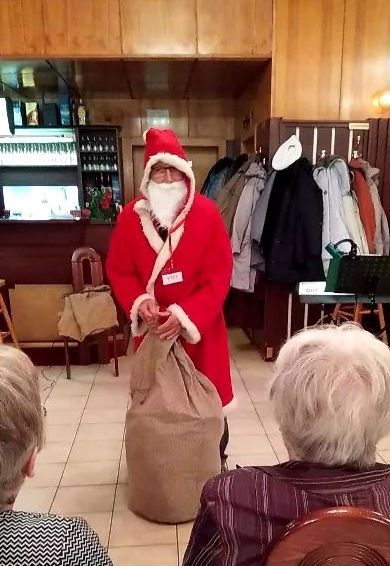 Weihnachtsfeier 2014 - der Weihnachtsmann ist da