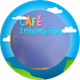Bunter Schriftzug „Cafe Internationa…“ auf einem blauen, runden Logo mit Wolken und grünen Akzenten.