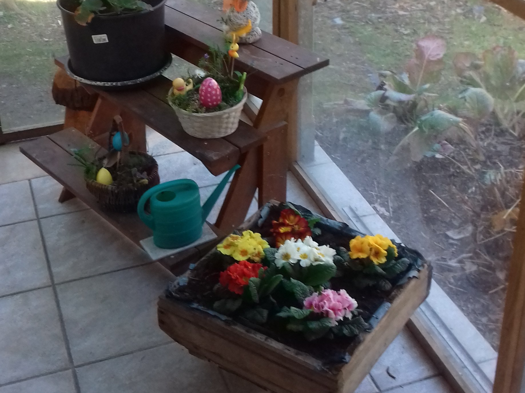 Blumenbank auf Terrasse
