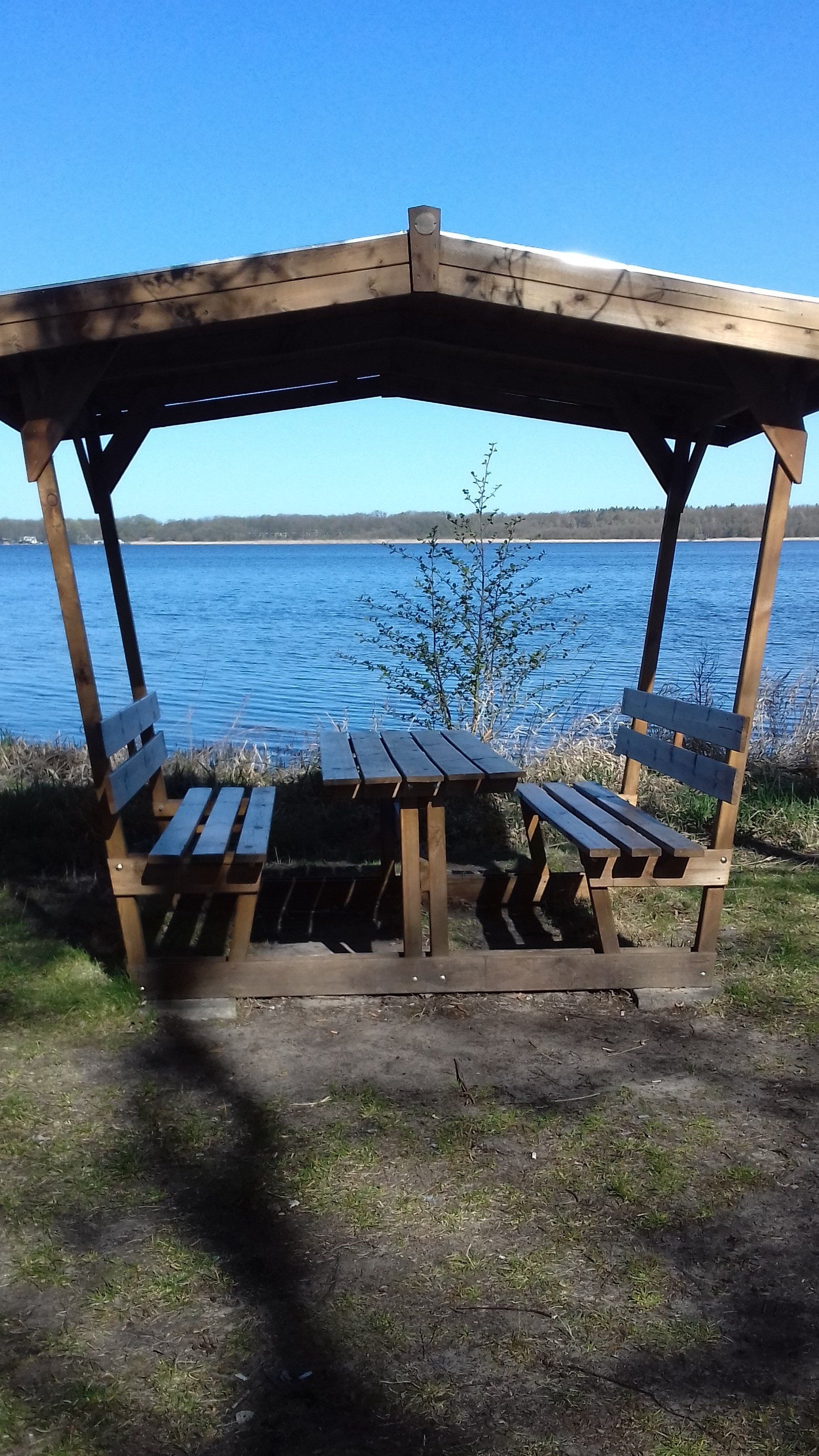 Blick auf den Pätzer Vordersee mit den Sitzbänken im Vordergrund