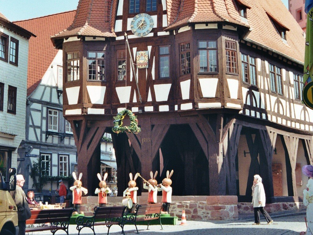 Osterhasen vor Fachwerkhaus im Odenwald