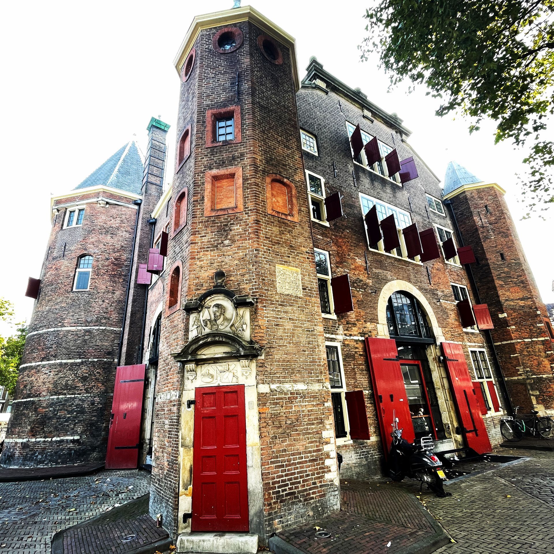 Herzblut Amsterdam Stadtführungen, auf deutsch, kleine Gruppen. Privatführungen. Fahrradtouren. Waag. Nieuwmarkt