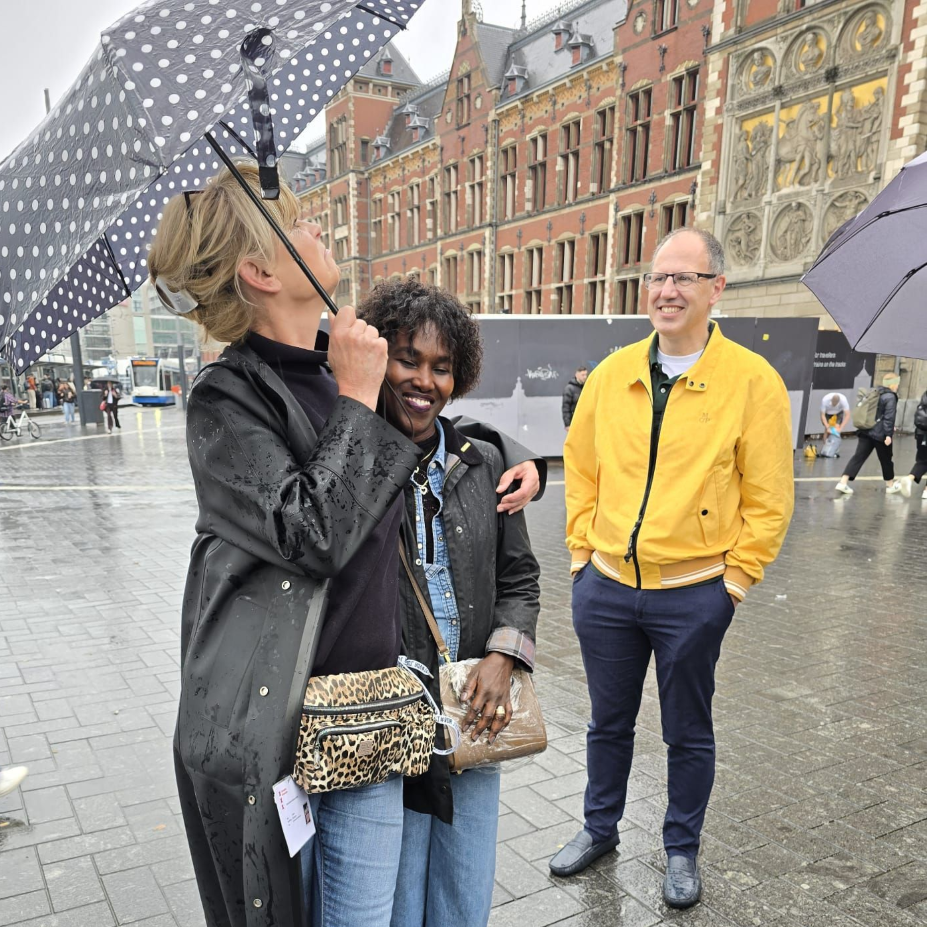 Herzblut Amsterdam Stadtführungen, auf deutsch, kleine Gruppen. Privatführungen.Amsterdam Centraal Station