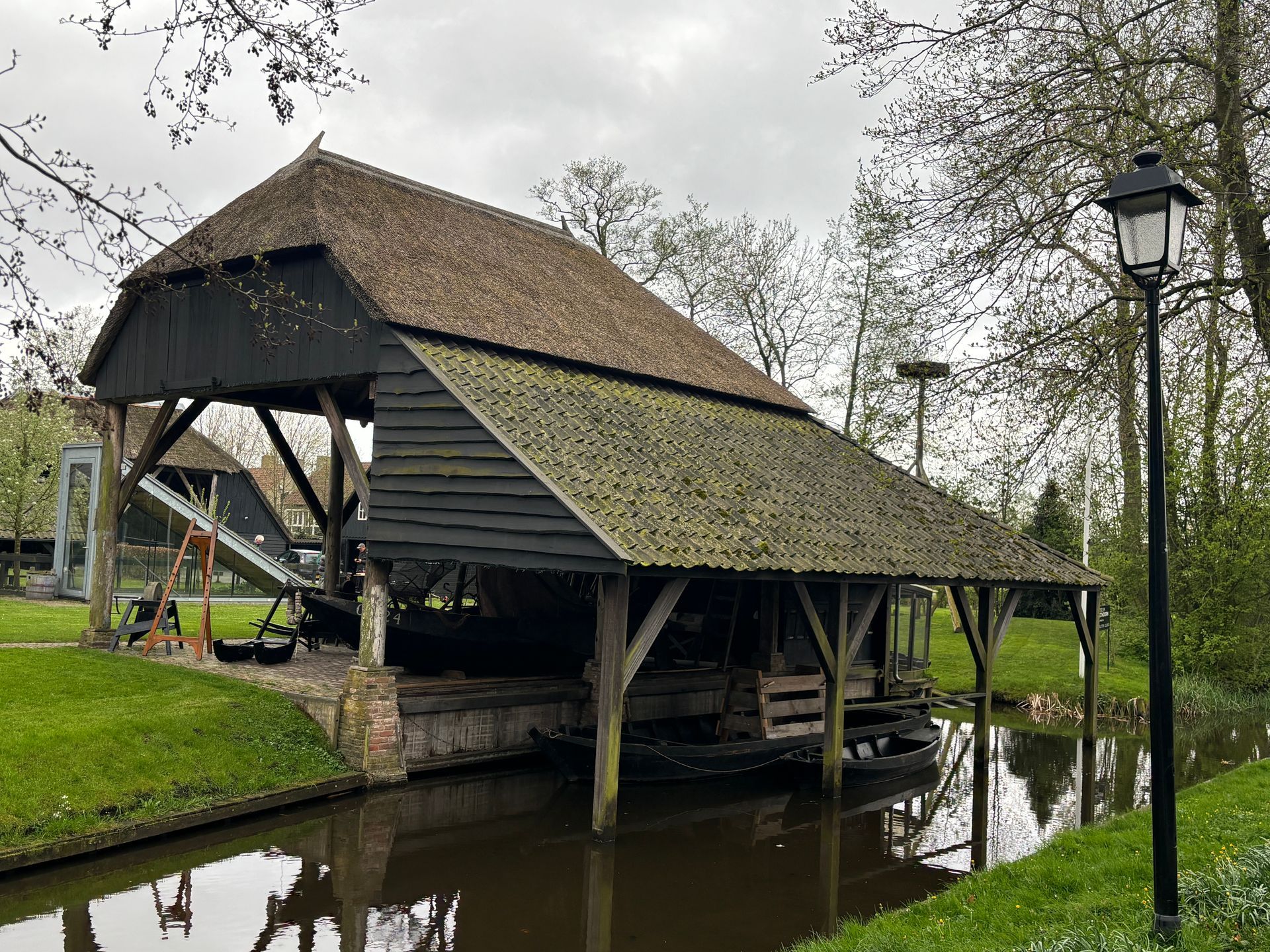 Herzblut Amsterdam Stadtführungen, auf deutsch, kleine Gruppen. Privatführungen. Fahrradtouren. Giethoorn