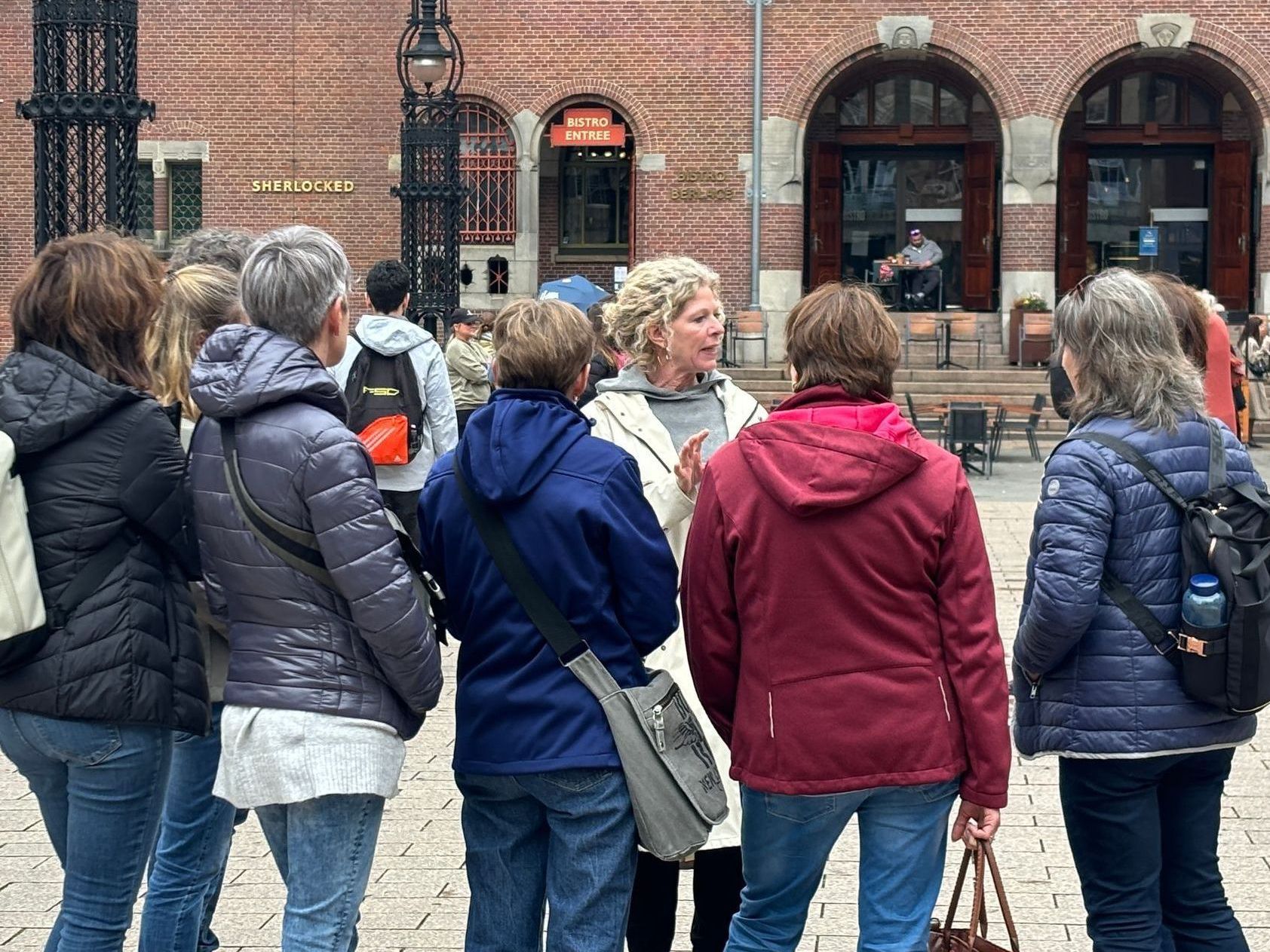 Herzblut Amsterdam Stadtführungen, auf deutsch, kleine Gruppen. Privatführungen. Beursplein. Amsterdam Centraal.