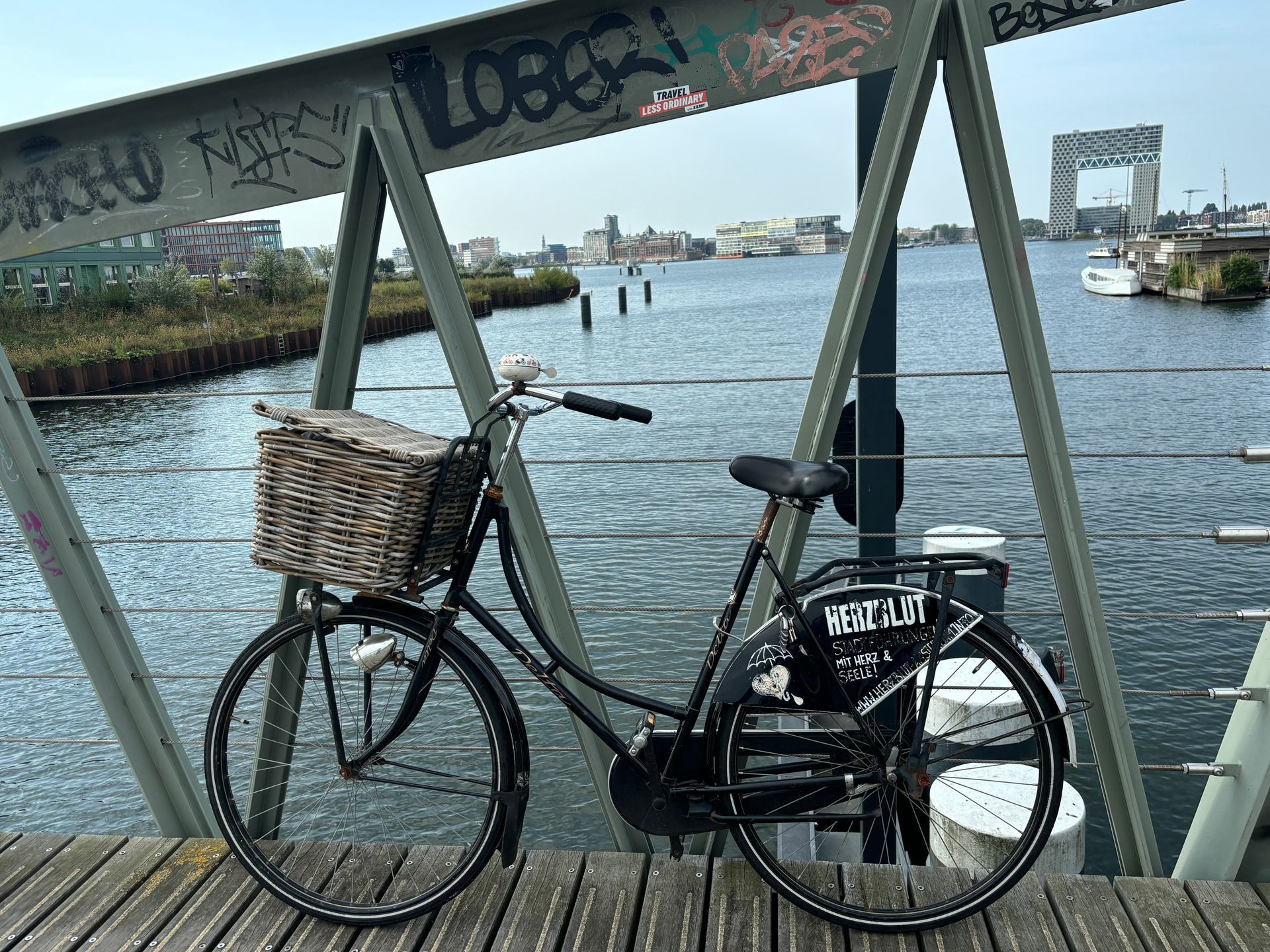Herzblut Amsterdam Stadtführungen, auf deutsch, kleine Gruppen. Privatführungen. Fahrradtouren.NDSM.