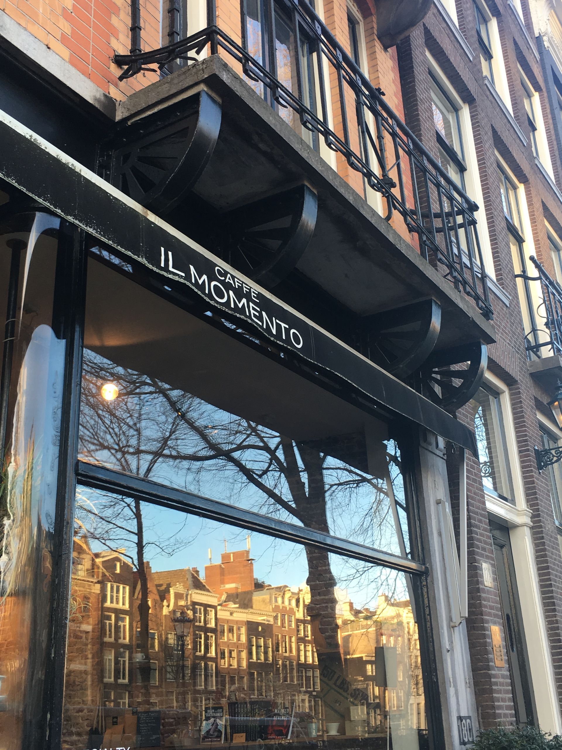 Herzblut Amsterdam Stadtführungen, auf deutsch, kleine Gruppen. Privatführungen. Fahrradtouren. Café. Il Momento