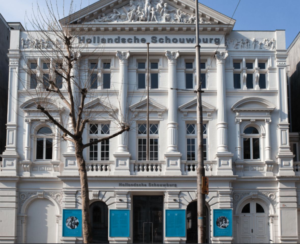 Herzblut Amsterdam Stadtführungen, auf deutsch, kleine Gruppen. Privatführungen. Fahrradtouren. Hollande Schouwburg