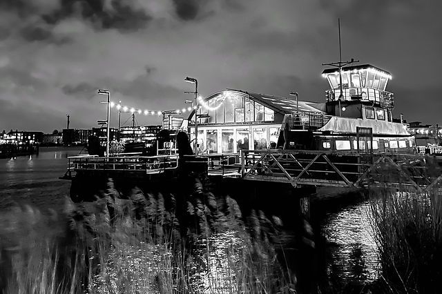 Herzblut Amsterdam Stadtführungen, auf deutsch, kleine Gruppen. Privatführungen. Fahrradtouren. Ferry. Restaurant